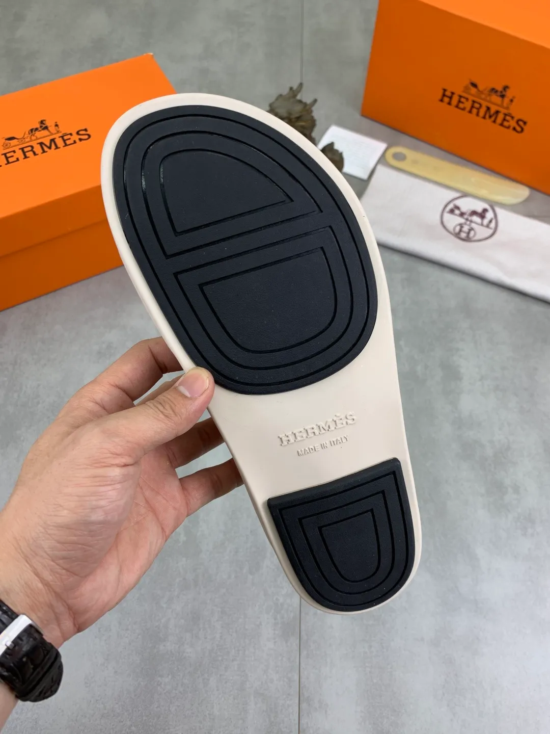 Men's shoes 💰P440 New [HERMES] high-end quality new Hermès slippers, made of imported calfskin, wear-resistant and non-slip rubber outsole. Fashionable and elegant code number: 39-44 (38 45 46 customized)